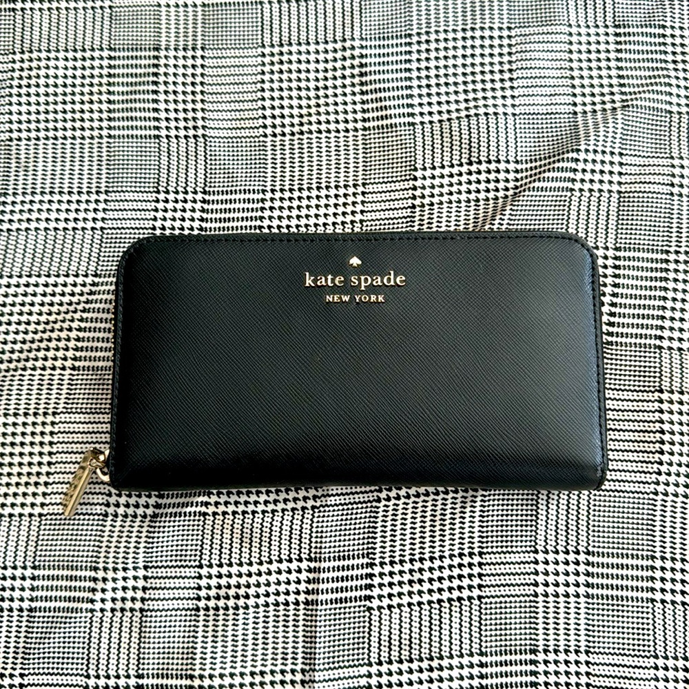 Kate Spade. Wallet. Very spacious. Excellent condition.